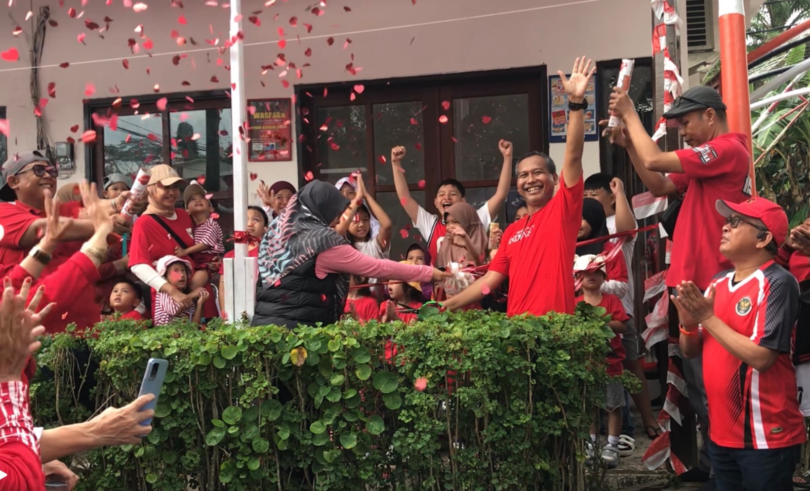 Ketua RT 15 Slamet Iman Santoso bersama undangan lainnya saat meresmikan Posyandu Insan Sehati dengan meriah di lingkungan Perumahan Taman Sari Bukit Mutiara Wika.