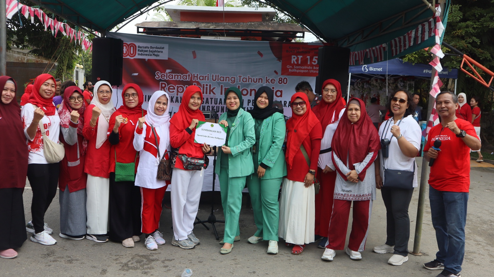 Penyerahan simbolis untuk posyandu berupa satu unit tempat tidur bayi dari RS Pertamina Balikpapan.