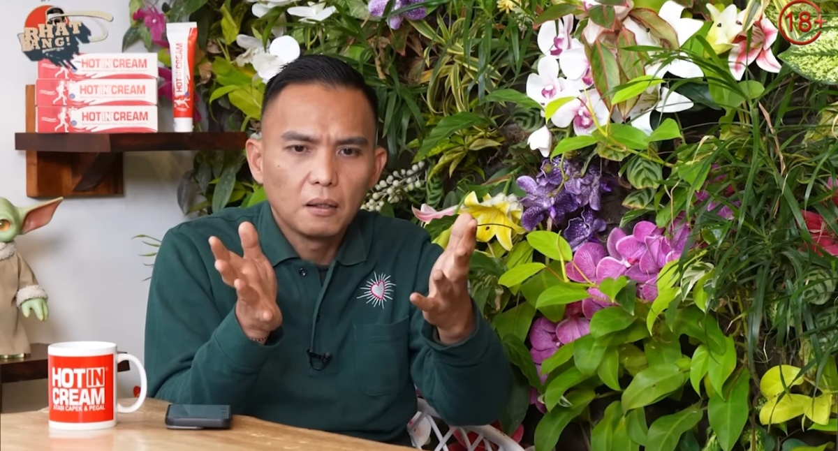 Hard Gumay saat meramal di kanal Youtube Denny Sumargo. (Foto: Denny Sumargo/Youtube)