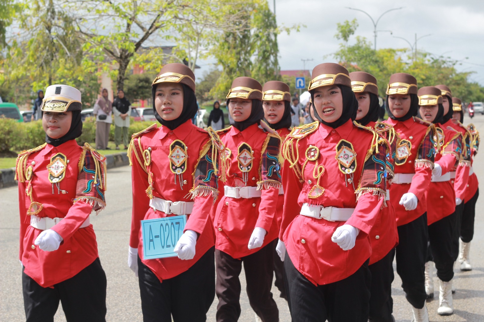 SERASI: Peserta lomba gerak jalan pada peringatan HUT ke-80 RI di PPU menjadi perhatian warga sekitar.