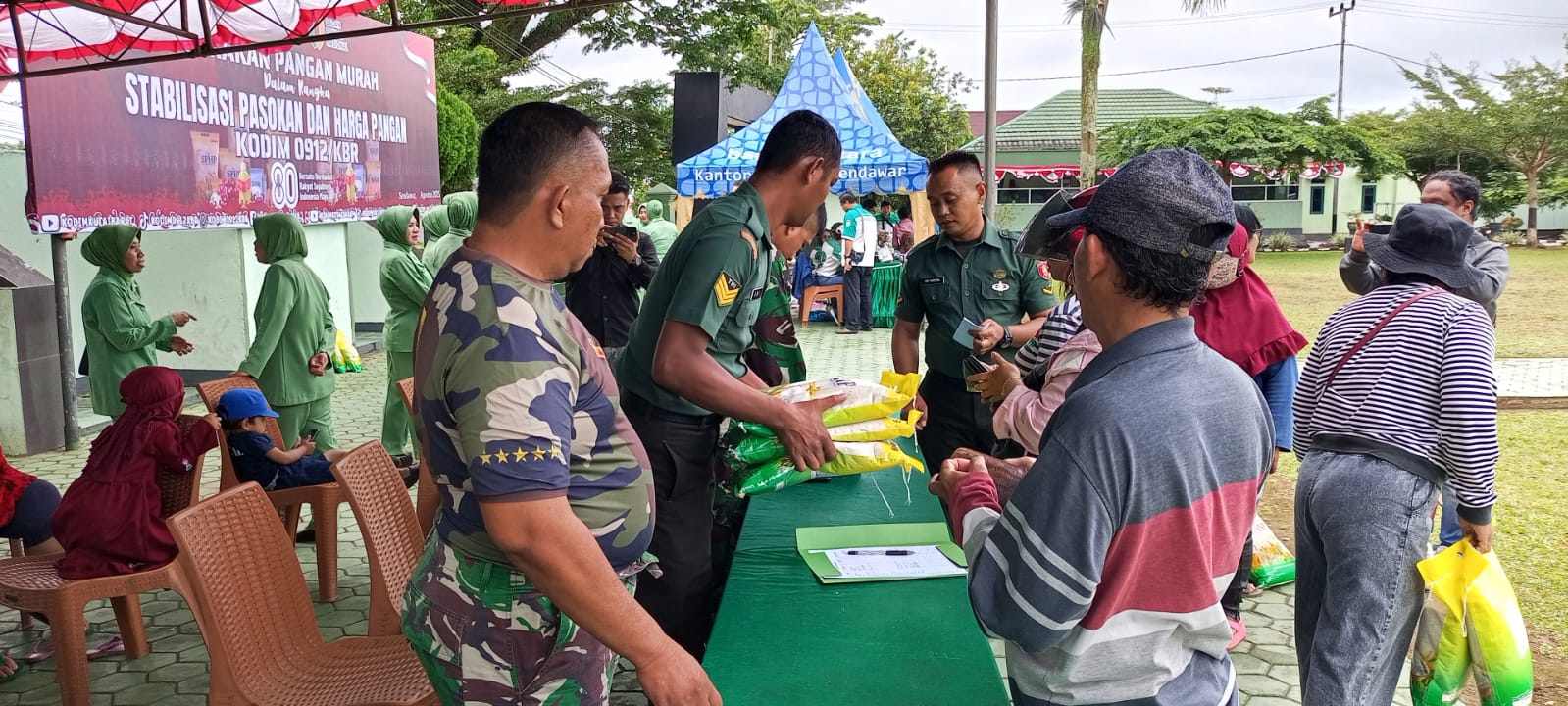 Warga Kubar menyerbu lapangan Makodim 0912/Kubar untuk mendapatkan beras SPHP dengan harga murah, Rabu (20/8/2025).