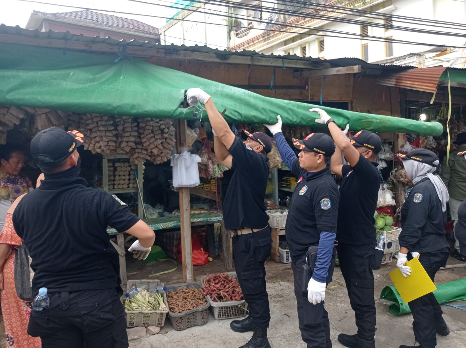 Tim gabungan melakukan pembongkaran lapak yang memanfaatkan atas trotoar untuk berjualan.