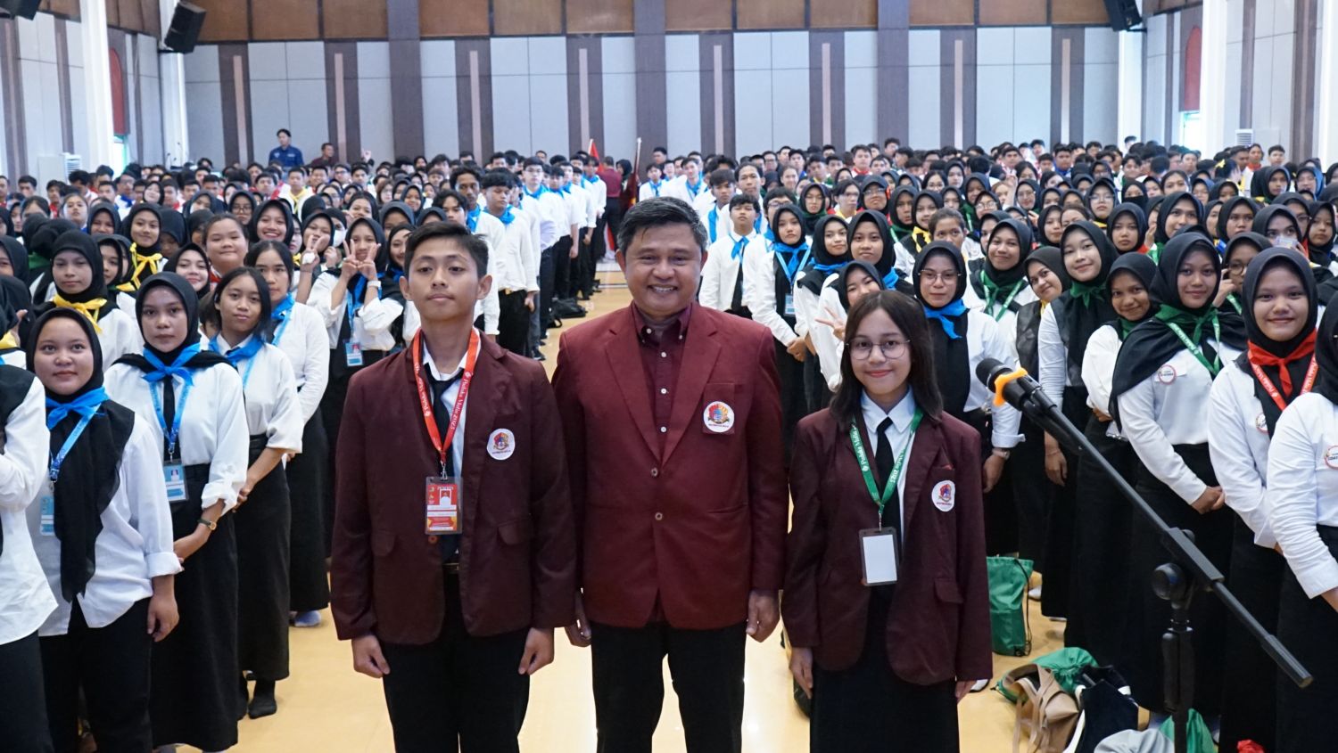 KOMPAK: Rektor Universitas Mulia Prof. Dr. Ir. Muhammad Ahsin Rifa&rsquo;i M.Si mengabadikan momen bersama perwakilan mahasiswa baru usai prosesi pengukuhan.