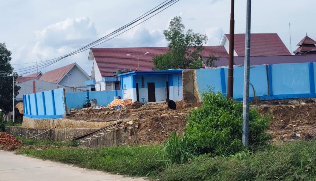 AMBRUK: Tembok kolam renang di SMKN 2 Sangatta Utara tampak rusak dan sebagian ambruk. Proyek yang dibiayai APBD Kaltim 2024 tersebut masih molor.