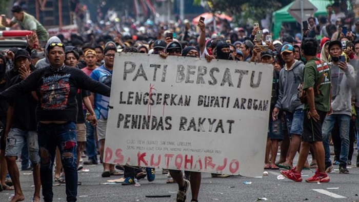 Massa desak KPK tetapkan Bupati Pati Sudewo tersangka korupsi jalur kereta.