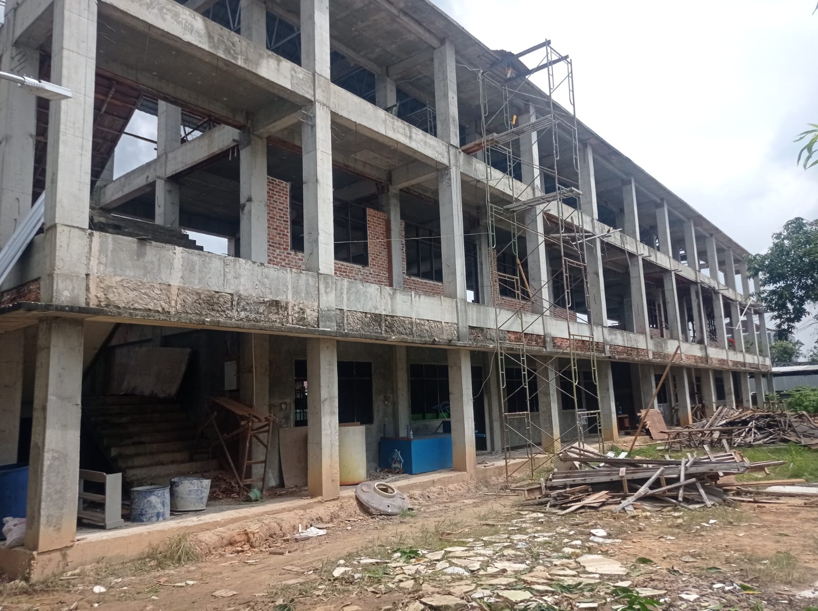 Pembangunan ruang kelas baru di SMP 1 mendapat perhatian Komisi A DPRD Bontang.