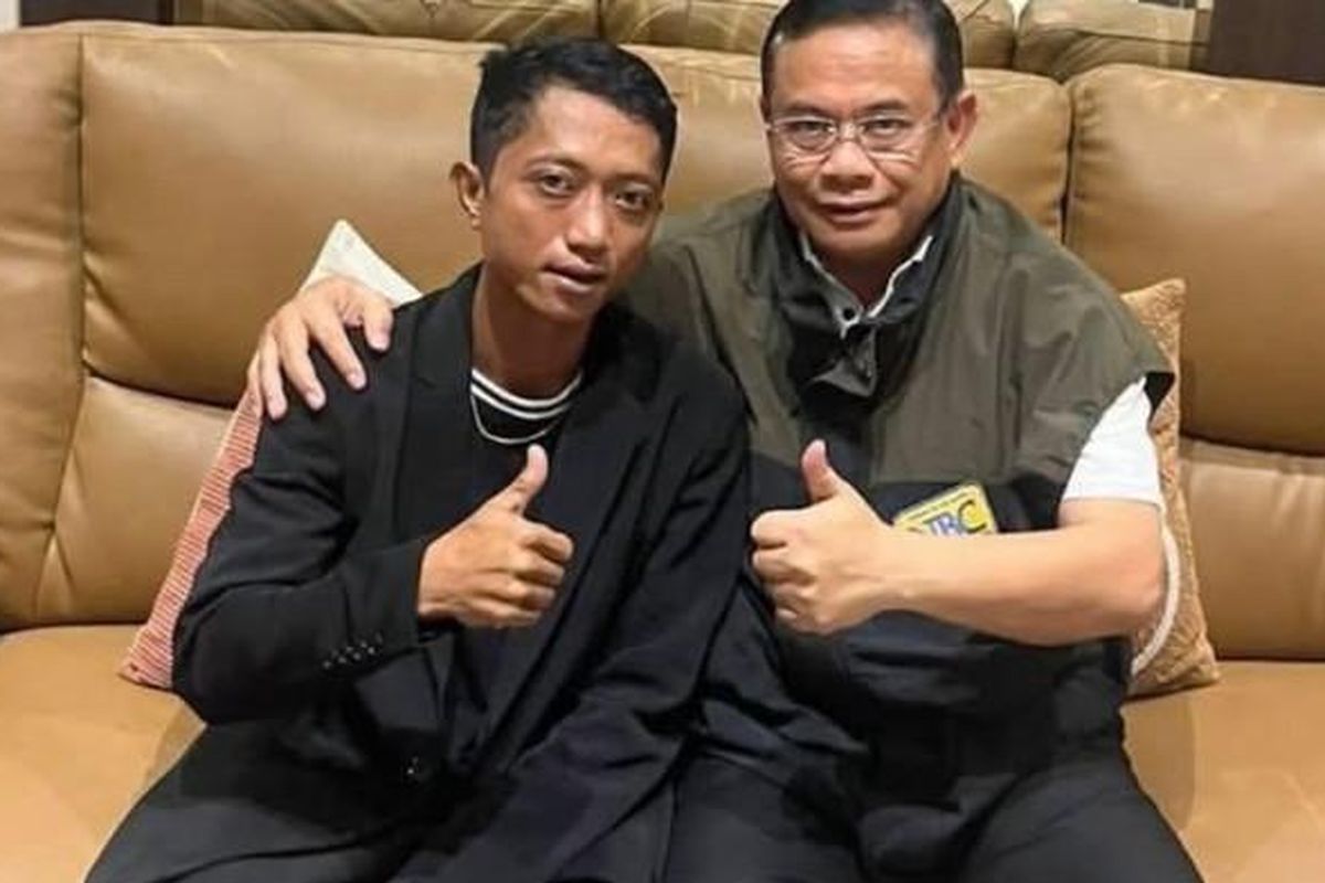 Potret Ahmad Husein saat foto bersama Bupati Pati Sudewo.