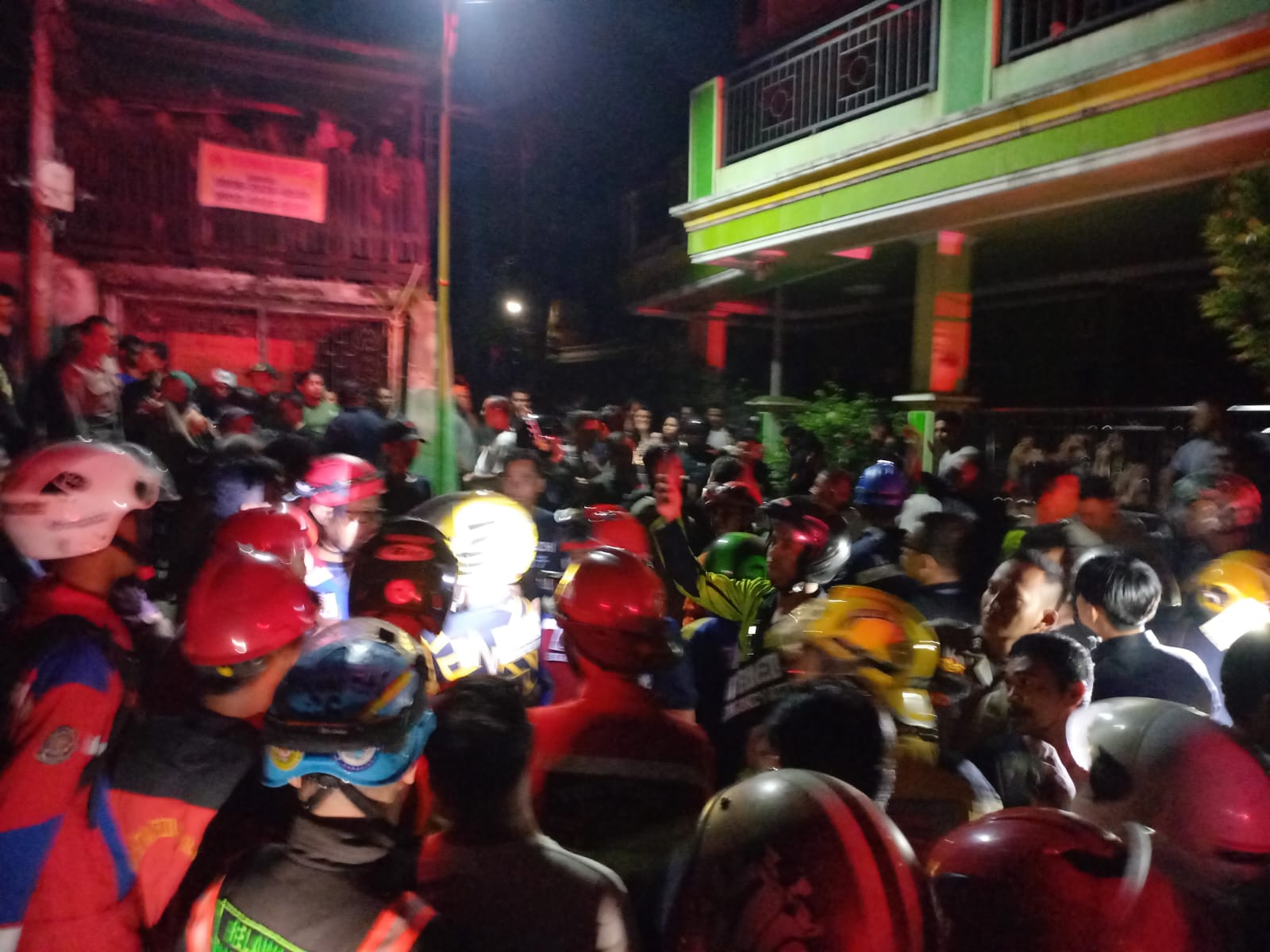 SEMPAT MEMANAS: Gesekan antara warga yang belum diketahui identitasnya sempat terjadi di lokasi kebakaran di Jalan Delima Dalam. (FOTO/EKO PRALISTIO/KP)