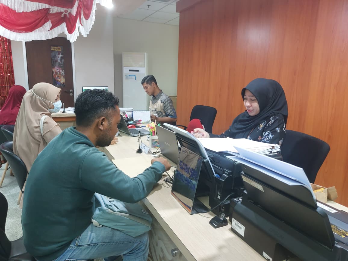 CARI INFORMASI: Warga Balikpapan mencari info pembayaran PBB di kantor BPPDRD.