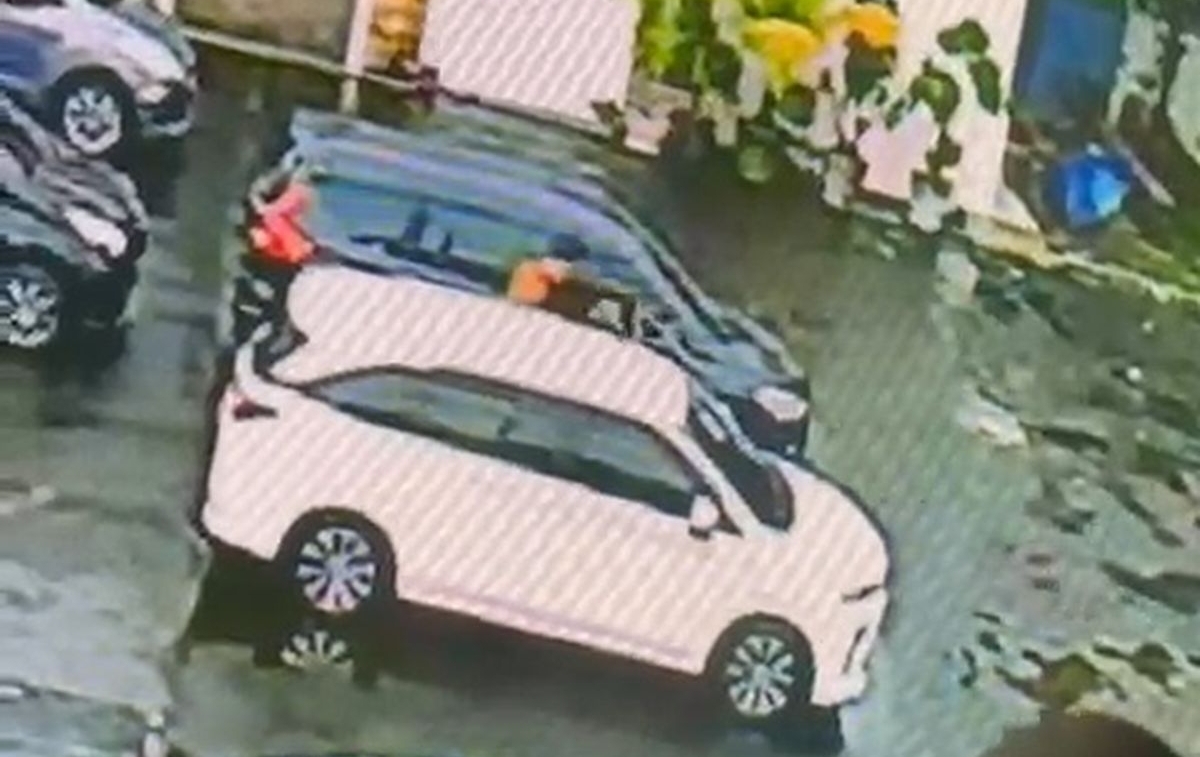 CCTV merekam detik-detik penculikan Kepala Cabang Bank BRI, Mohamad Ilham Pradipta, di area parkir supermarket Ciracas, Jakarta Timur, Rabu (20/8/2025). (Foto tangkapan layar)