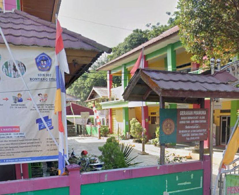 BANGUNAN LAMA: Bangunan SD 007 Bontang Utara tidak bisa dilakukan pengembangan sehingga Pemkot membangun di area baru sebagai upaya relokasi. (ADIEL KUNDHARA/KP)