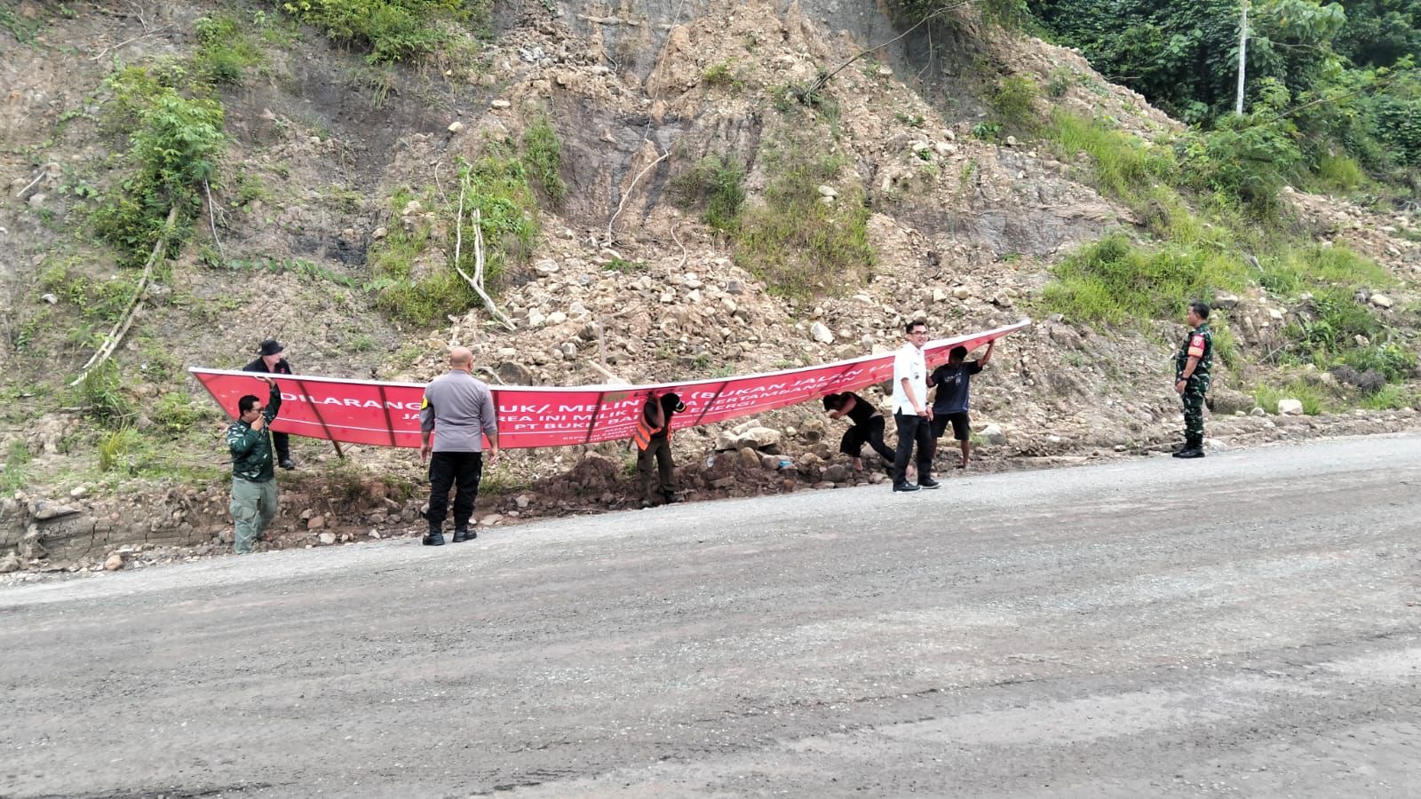 Saipul Anuar (kemeja putih) mengawal pencabutan spanduk larangan melintas akses Samarinda-Tenggarong via kelurahan Lok Bahu-Desa Jongkang, Rabu (20/8/2025).