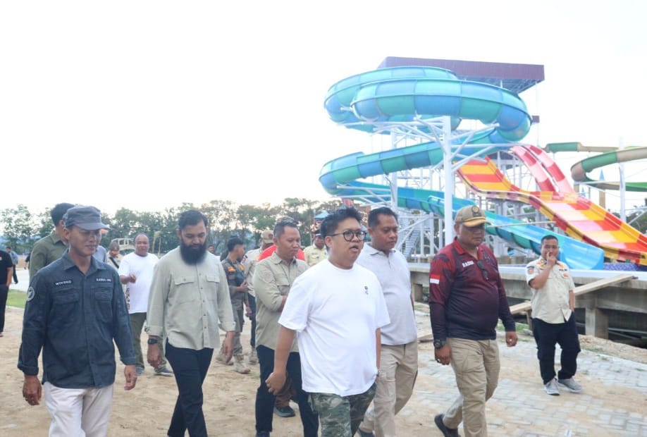 DUKUNGAN: Rendi Solihin bersama kepala OPD  meninjau progres pembangunan waterboom di Pulau Kumala.