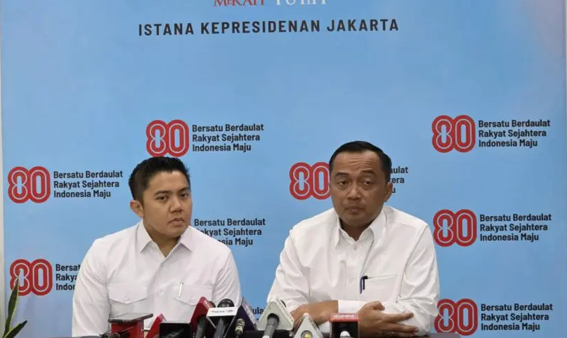 Menteri Sekretaris Negara Prasetyo Hadi (kanan).