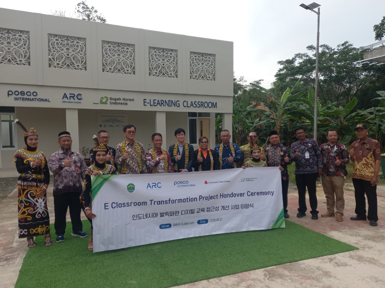 PROPENDIDIKAN : Kim Sang-Real, Presiden Direktur PT ARC Matilda Buisan (tengah), mengabadikan momen bersama di depan gedung ruang kelas E- learning yang baru dibangun.