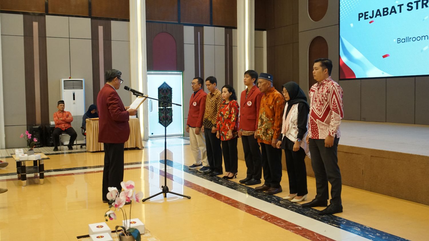 PELANTIKAN: Rektor Universitas Mulia Prof. Dr. Ir. Muhammad Ahsin Rifa&rsquo;i MSi resmi melantik tujuh pejabat struktural baru di lingkungan Universitas Mulia.