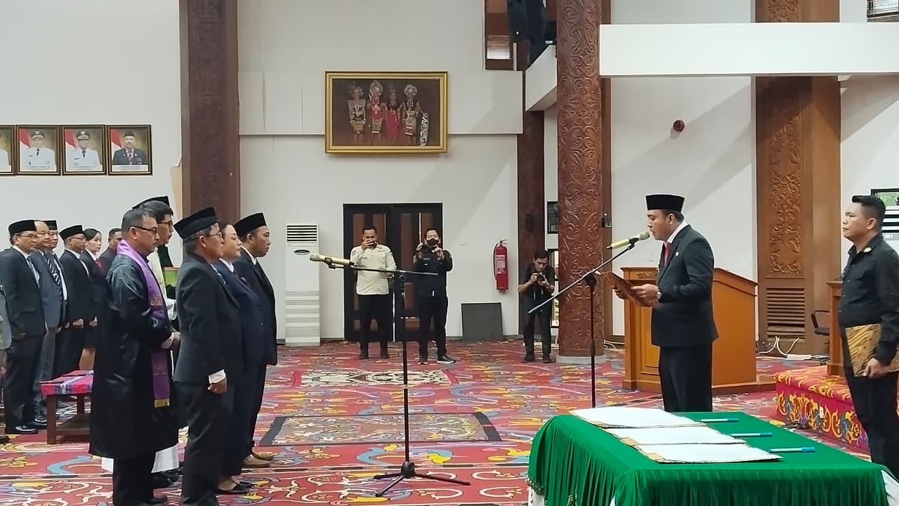 Bupati Frederick Edwin saat melantik pejabat Administrator dan Pengawas di lingkungan Pemkab Kubar.