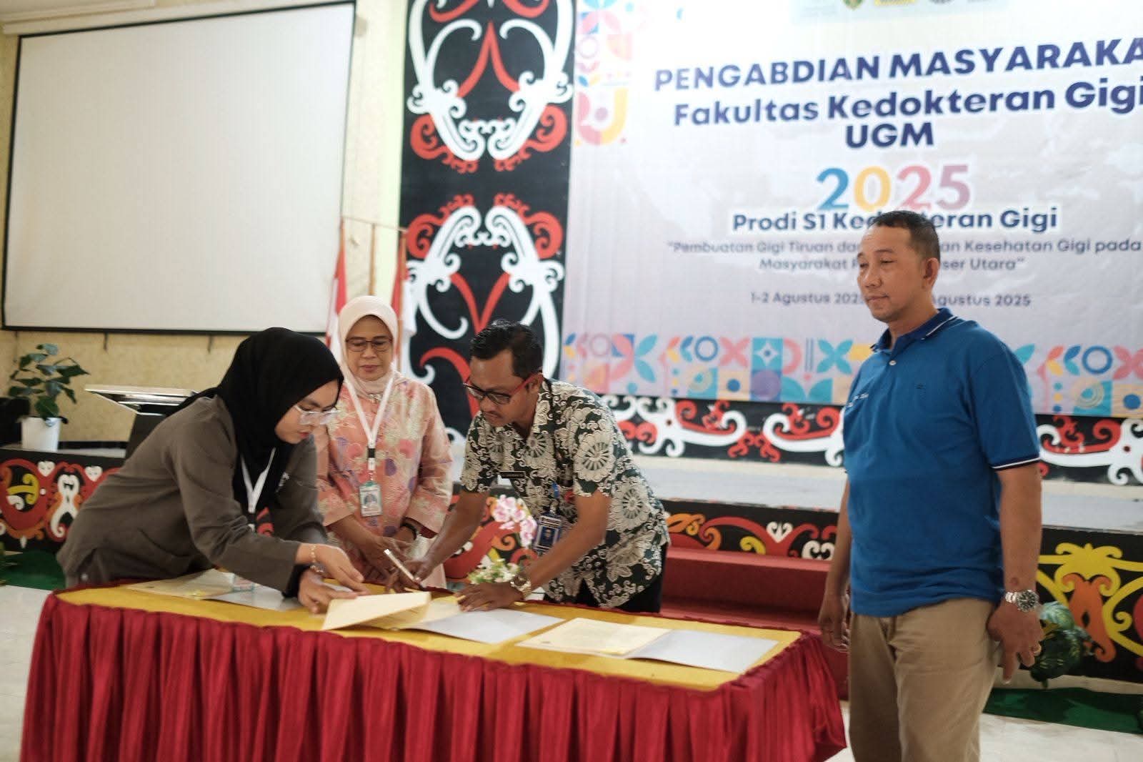 TEKEN: Direktur RSUD RAPB PPU Lukasiwan Eddy Saputro saat meneken kerja sama dengan Ketua FKG UGM, Sri Budi Barunawati.