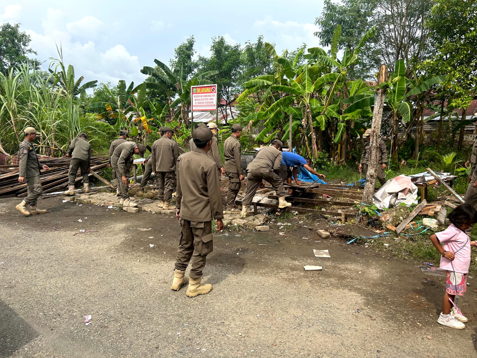 Satpol PP menertibkan lapak permanen PKL di kawasan Eks Bandara Temindung, Kamis, (21/8/2025). (FOTO: IST)