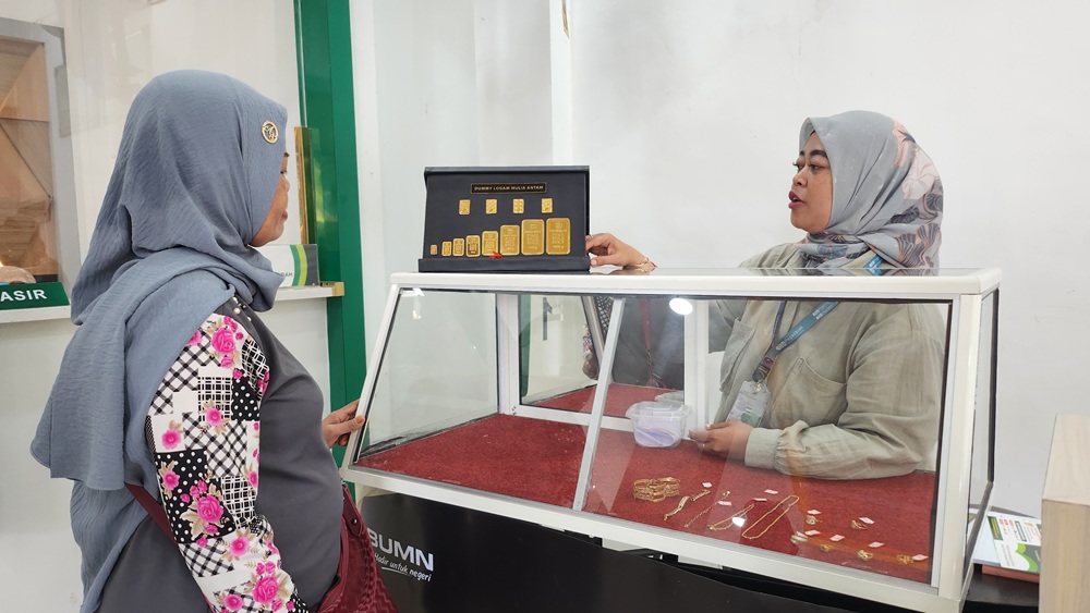 PRAKTIS: Nasabah Pegadaian kini bisa langsung menyetorkan emas batangan ke rekening Tabungan Emas tanpa perlu menjualnya lebih dulu.