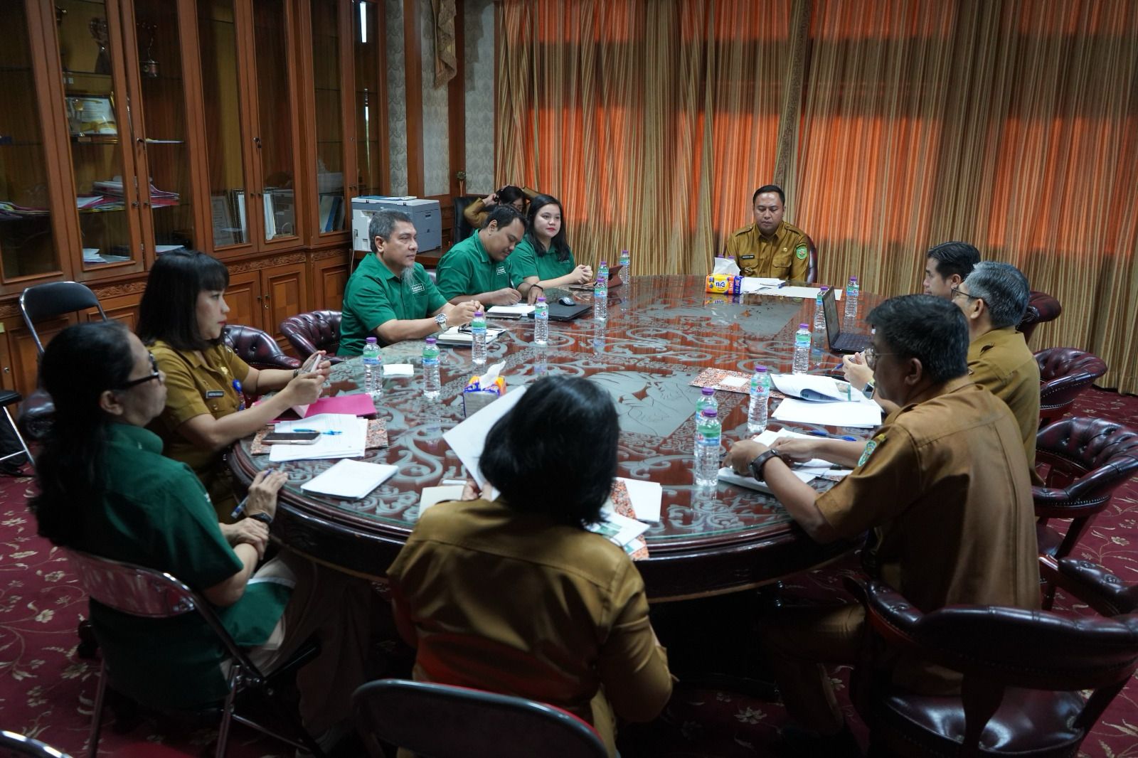 INISIATIF: Manajemen Tanoto Foundation dipimpin oleh Regional Lead Kalimantan Roselina Ping Juan melakukan audiensi kepada Bupati Kutai Barat Frederick Edwin baru-baru ini.