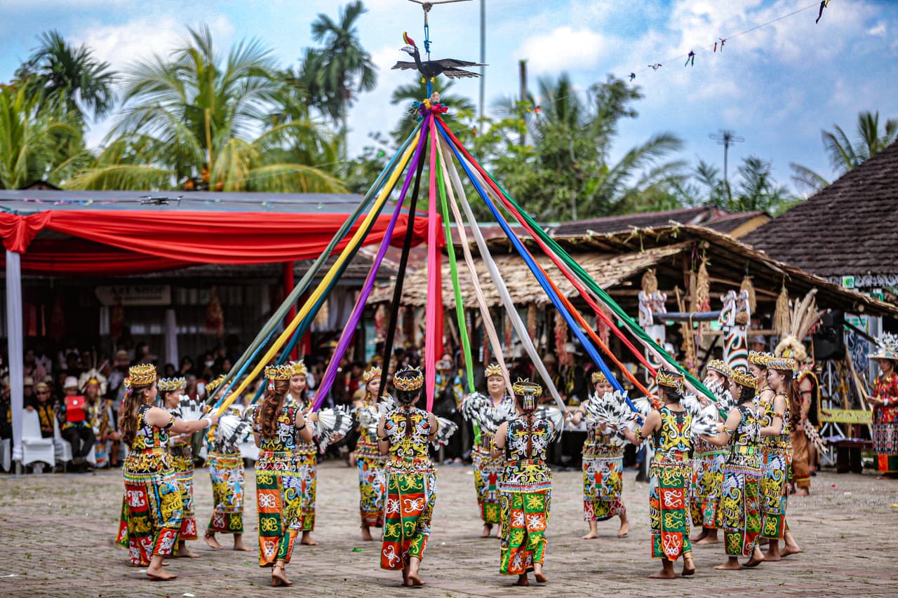 KHAS: Selain menawarkan wisata kota dan sungai, Samarinda memiliki daya tarik budaya seperti Desa Budaya Pampang yang rutin menggelar pertunjukan tiap bulan untuk menarik minat wisatawan mancanegara.&nbsp;