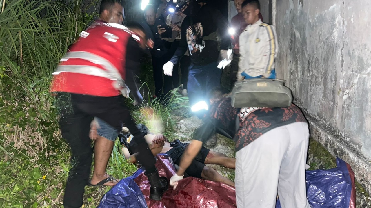 PENIKAMAN: Korban AFH yang tewas ditikam dievakuasi tim gabungan Polresta Balikpapan.