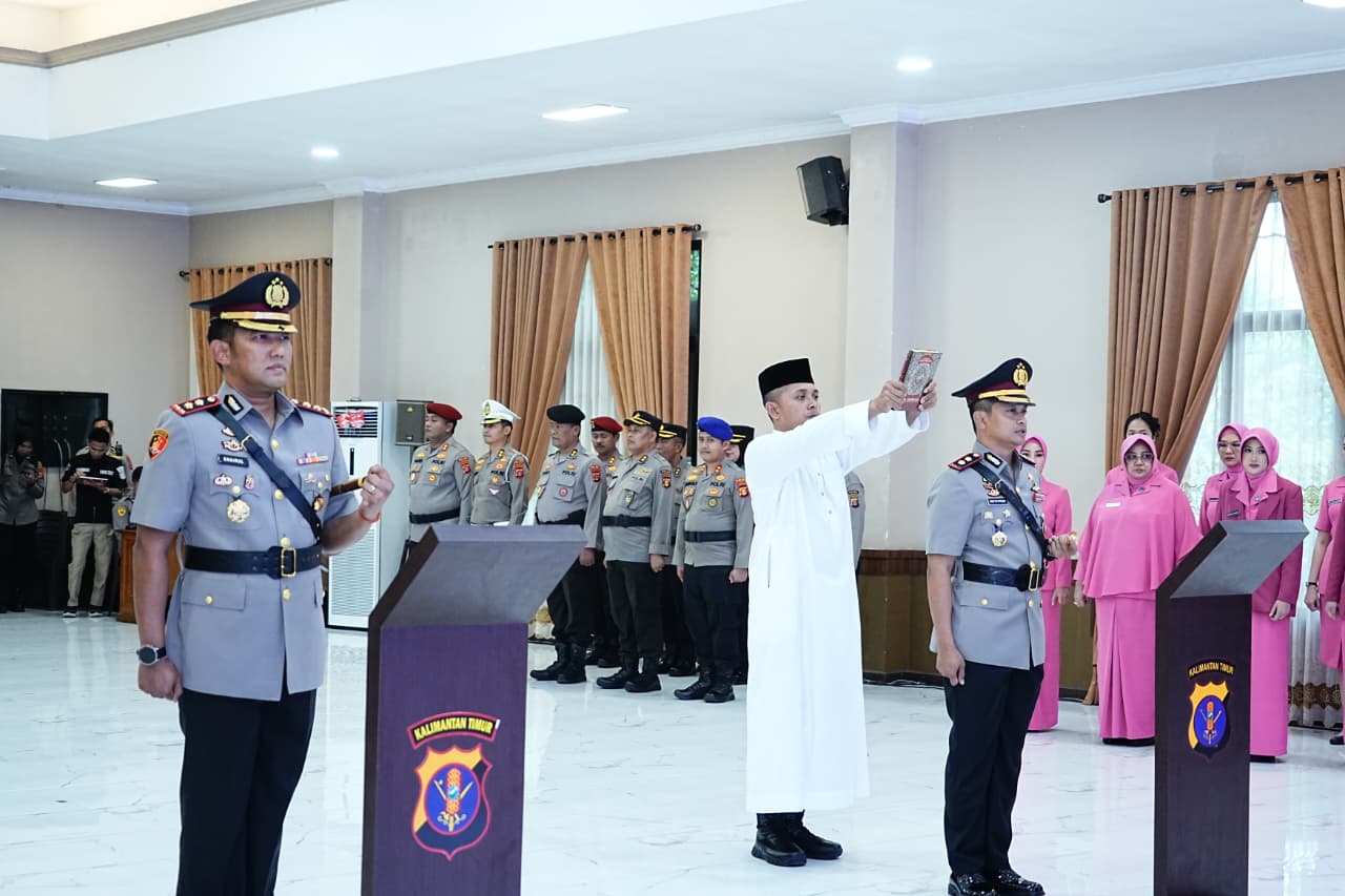 SERTIJAB: Pejabat baru Kapolres Kutai Kartanegara menjalani sumpah jabatan, serah terima jabatan dipimpin Kapolda Kaltim.
