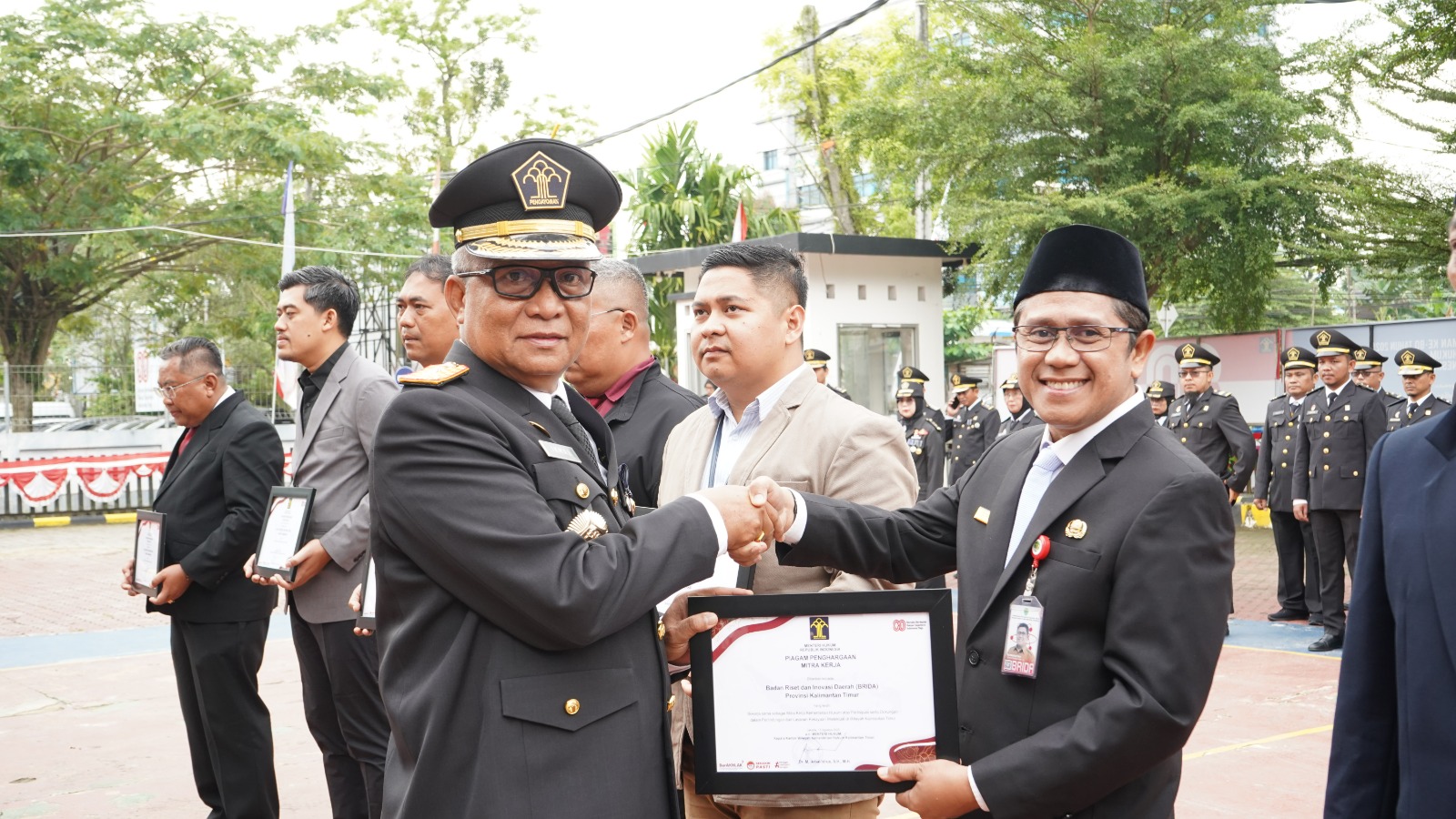 Kanwil Kemenkum Kaltim memberikan penghargaan kepada mitra kerja yang telah berkontribusi dalam mendukung pelayanan dan penguatan tugas-tugas Kemenkum.