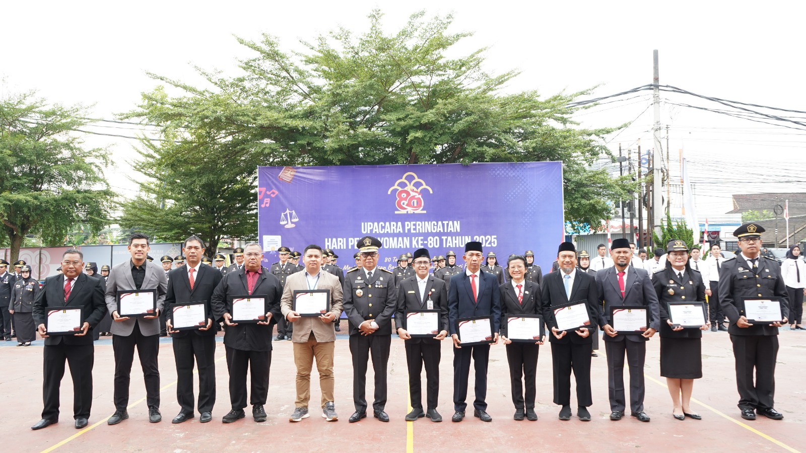 Pimpinan Kanwil Kemenkum bersama Dharma Wanita Persatuan dan penerima penghargaan.