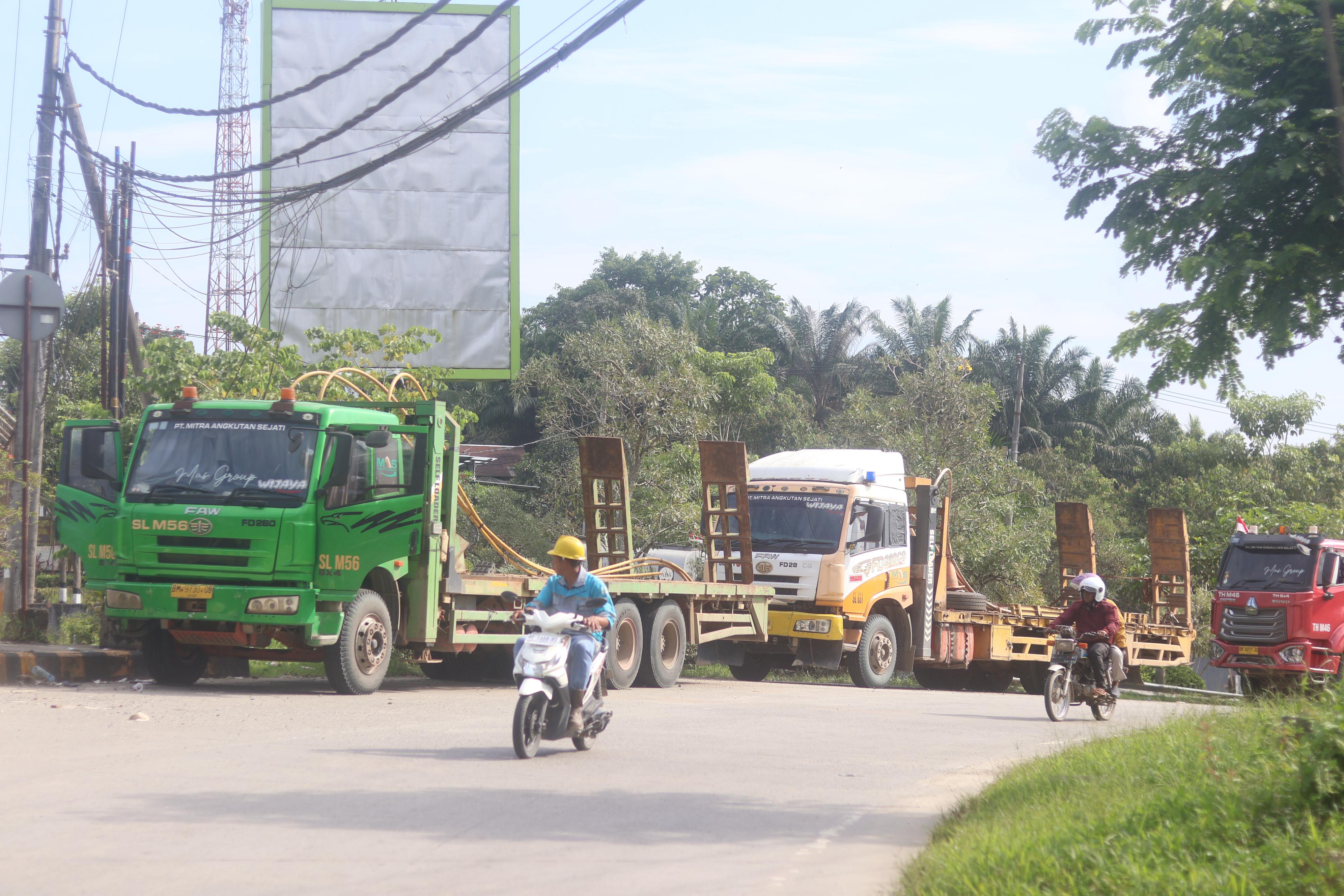 MASUK PANTAUAN: Pantauan parkir liar kendaraan bertonase besar makin meraja lela di Kilometer 13 Balikpapan Utara.