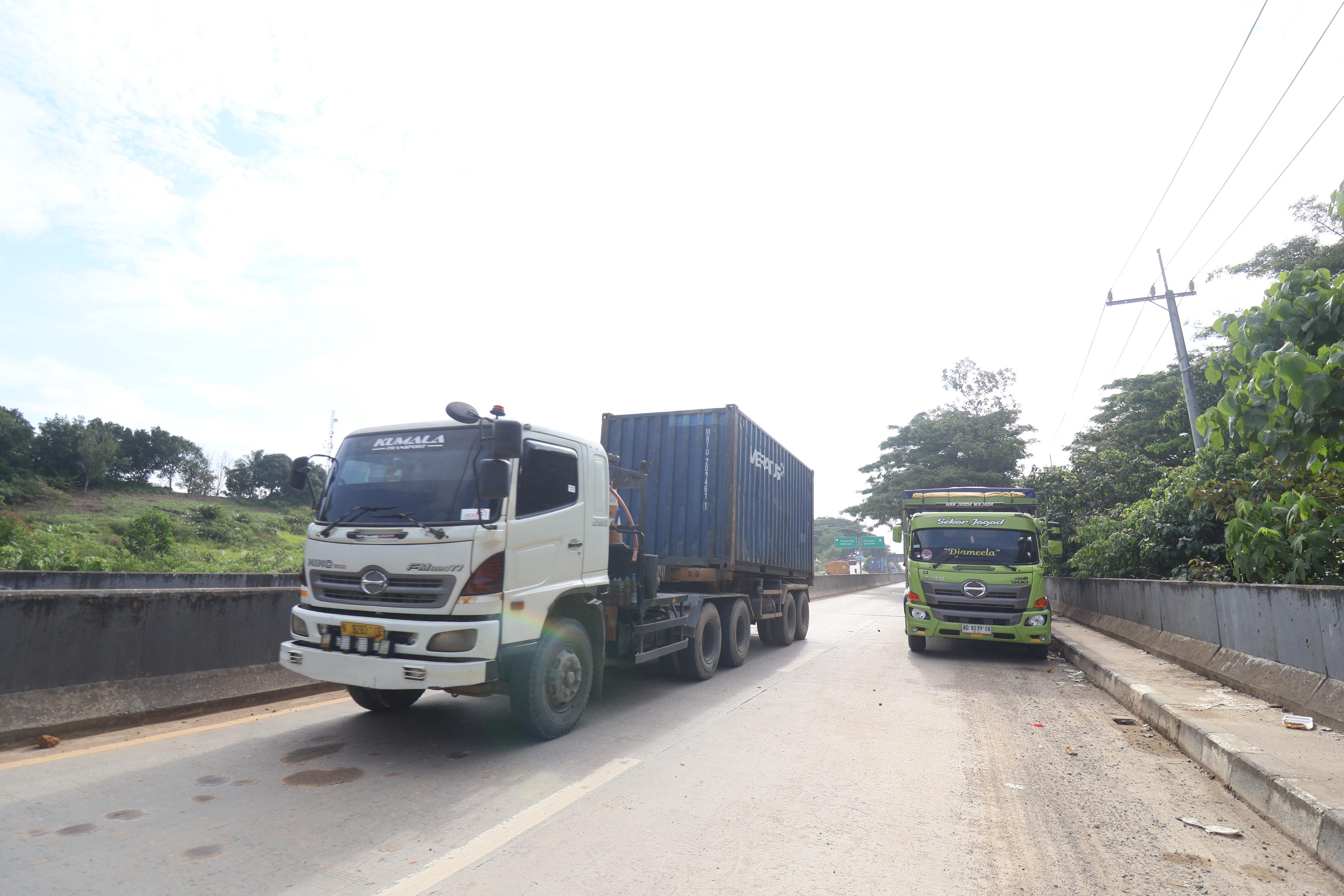 PARKIR LIAR: Kendaraan bertonase besar kerap langganan parkir di bahu jalan dekat pintu tol KM 13.