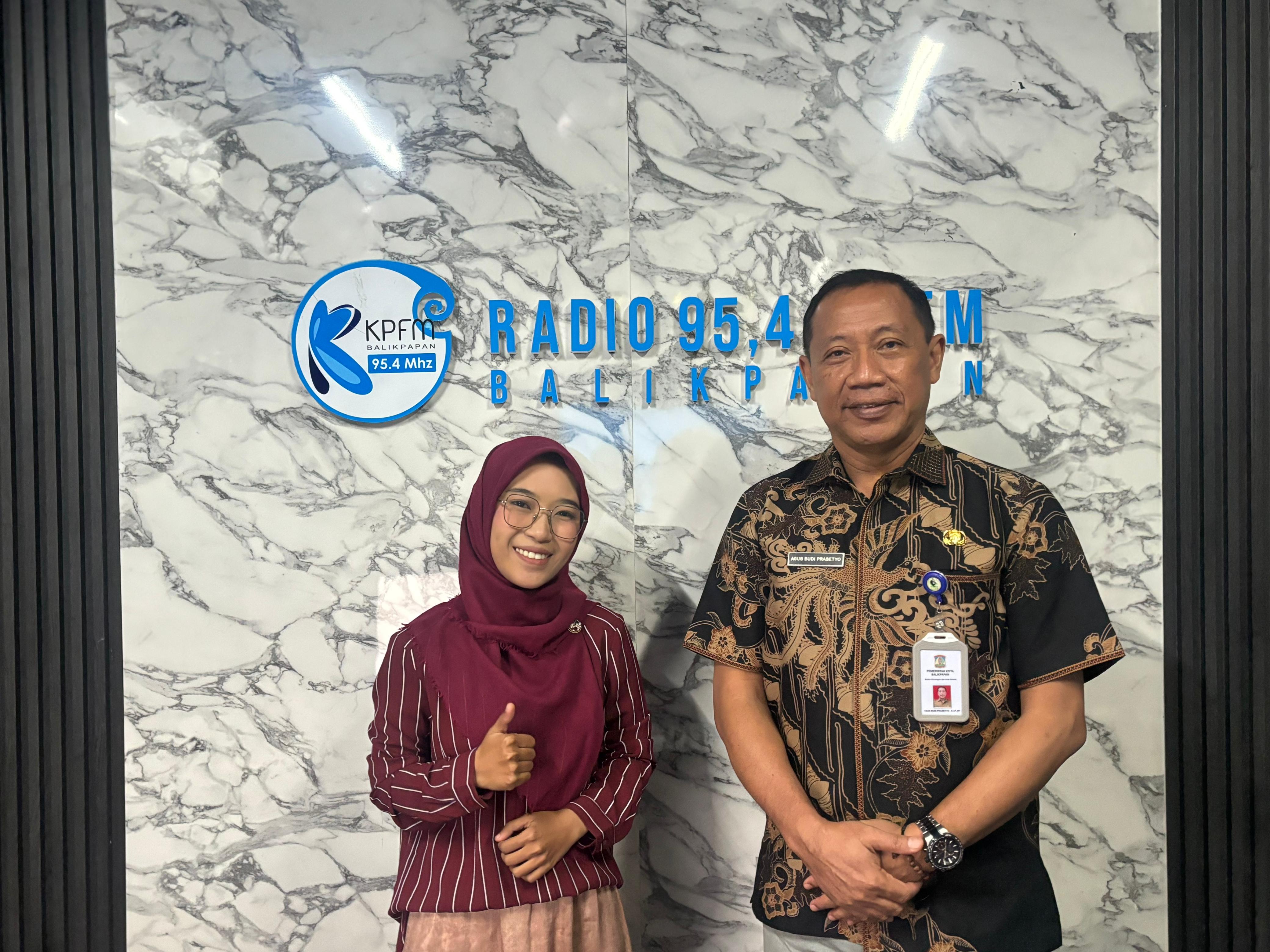 POLA BARU: Kepala Badan Keuangan dan Aset Daerah Kota Balikpapan Agus Budi (kanan) mengabadikan momen di sela program talkshow di Radio KPFM Balikpapan, Jumat (22/8/2025).