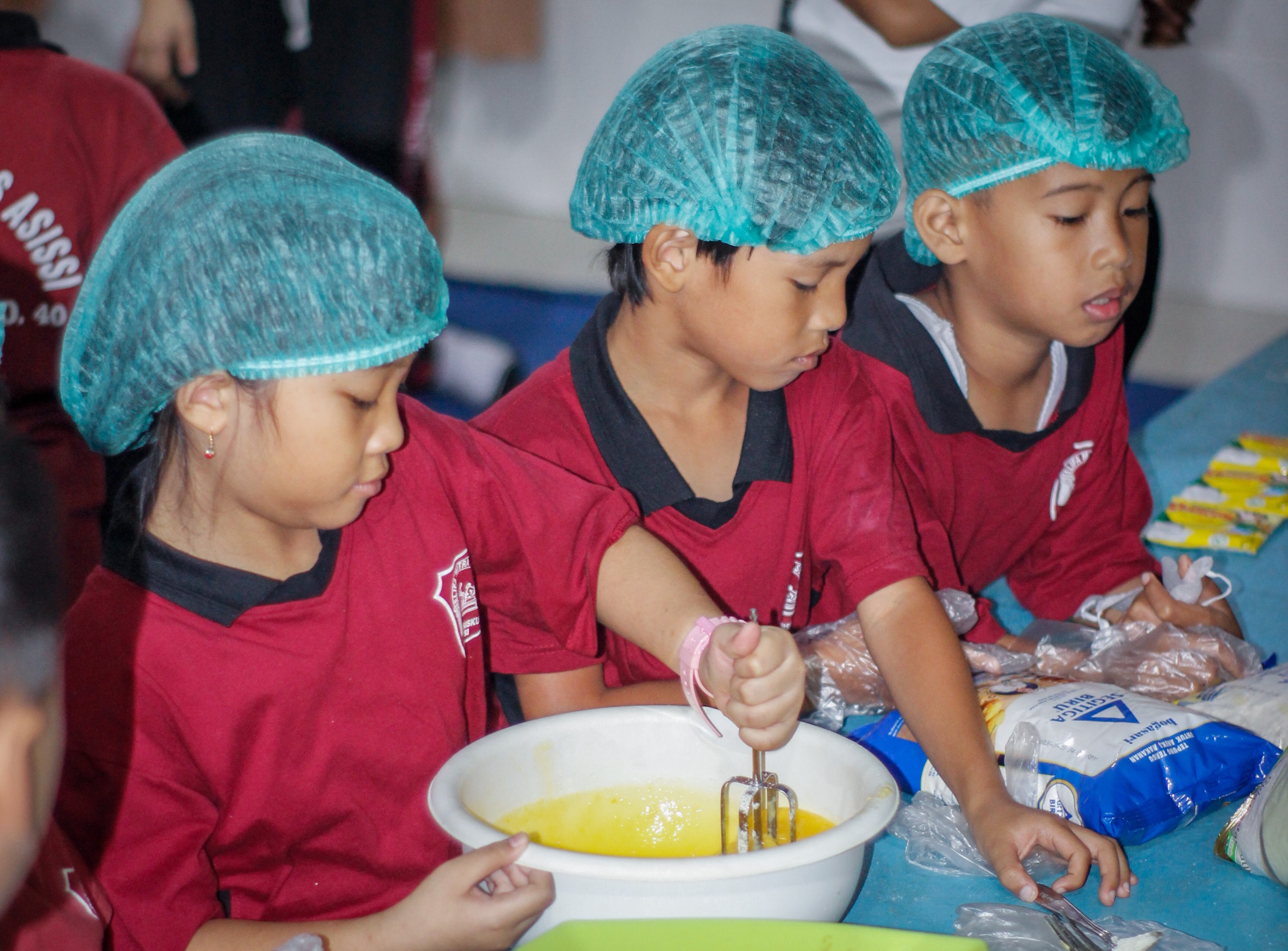 ASAH KETERAMPILAN: Para siswa diajak mengasah keterampilan praktis melalui pelatihan tata boga dengan membuat kue sederhana serta panen sayuran hasil budidaya hidroponik.