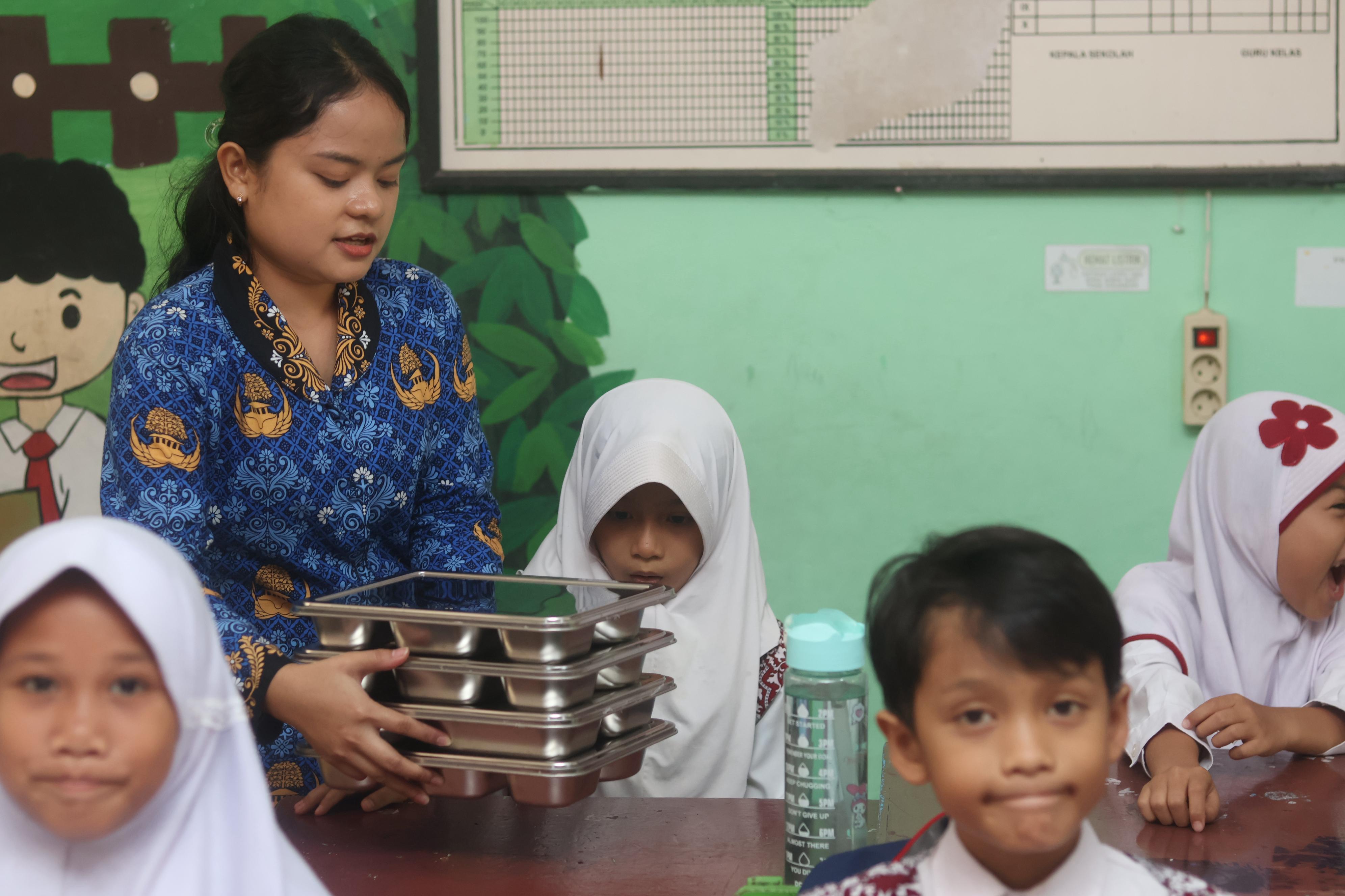 LIBATKAN KANTIN: Selain menggaet pelaku usaha catering, program makan bergzi gratis diharapkan bisa menjalin kerja sama dengan penjual di kantin sekolah.