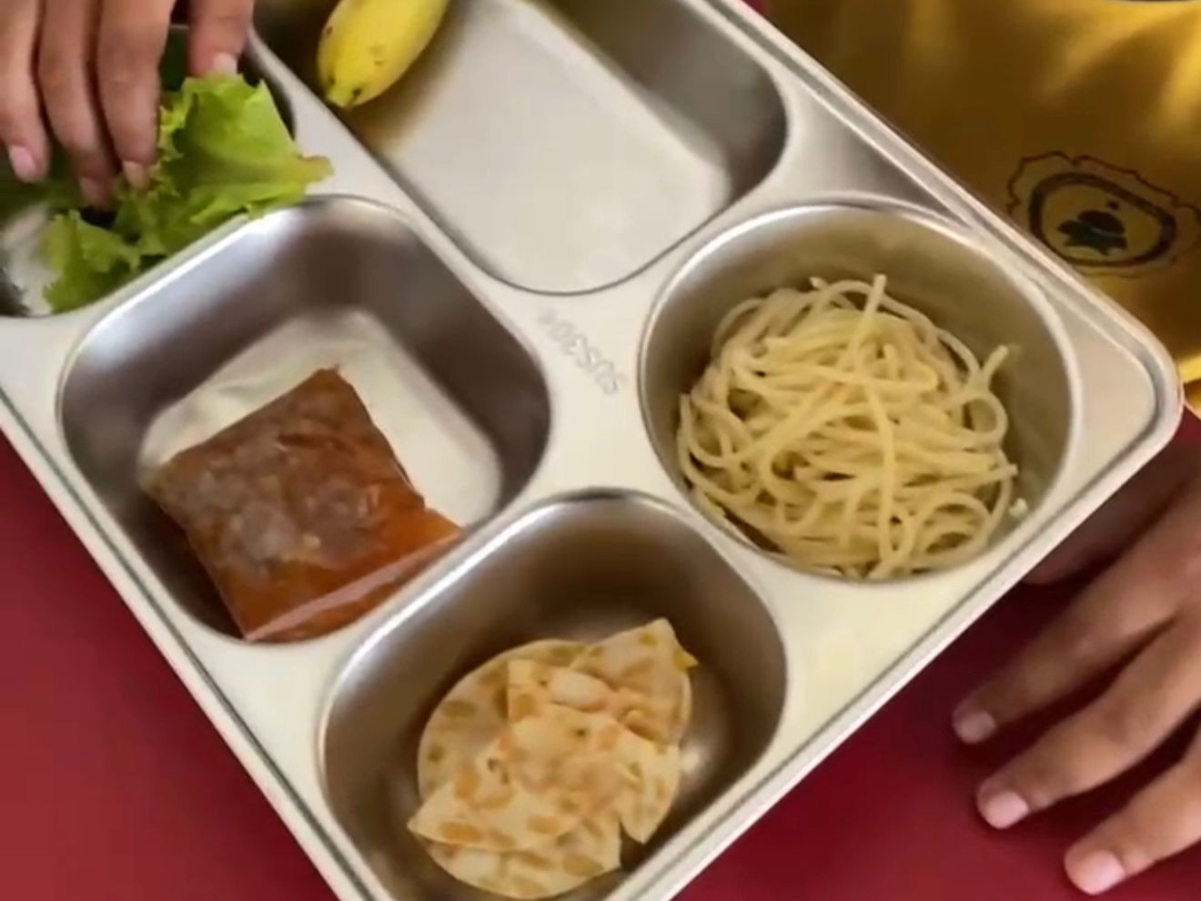 MENU TUNGGAL: Spageti ada dalam menu MBG untuk siswa SD di Kutai Kartanegara. Pendampingnya keripik tempe, selada dan satu buah pisang susu.