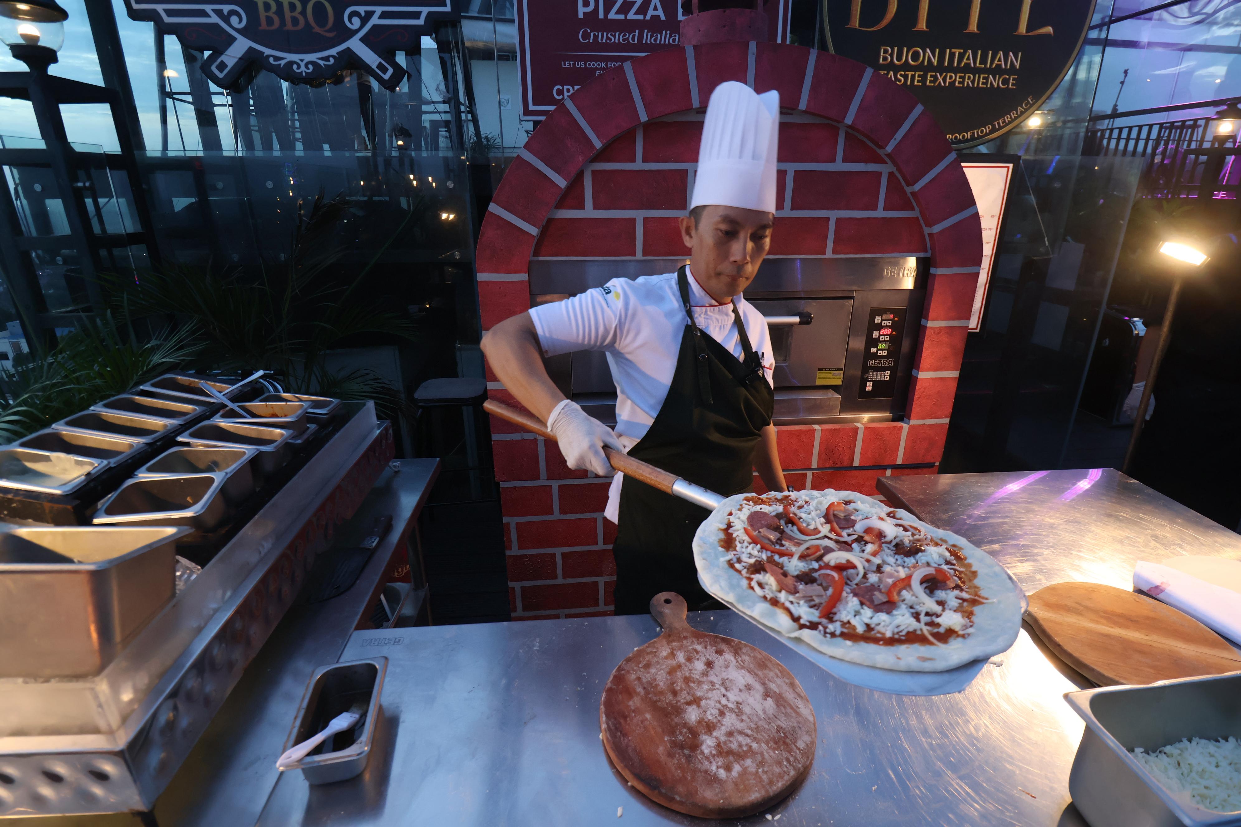 PENGALAMAN BARU: B.I.T.E, sebuah pengalaman makan malam all you can eat yang berlangsung setiap Rabu di Rooftop Terrace mulai pukul 18.00 hingga 22.00 Wita.