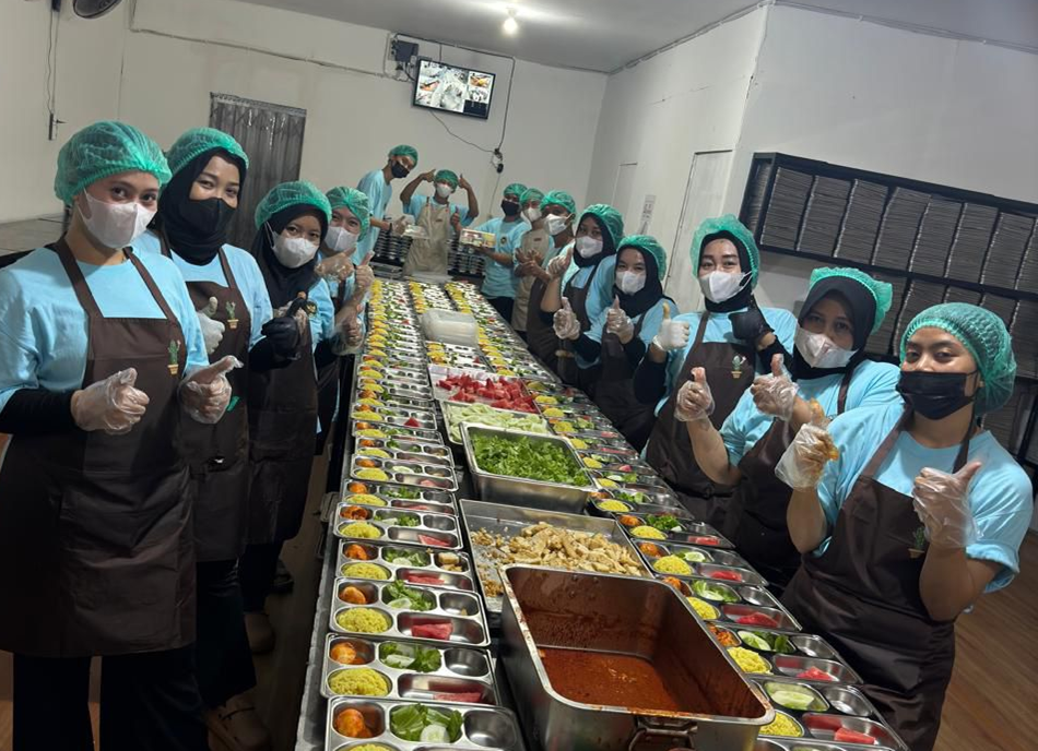 SEHAT: Nasi lengkap dengan lauk pauk bergizi disiapkan petugas sebelum didistribusikan ke sekolah-sekolah penerima program MBG.