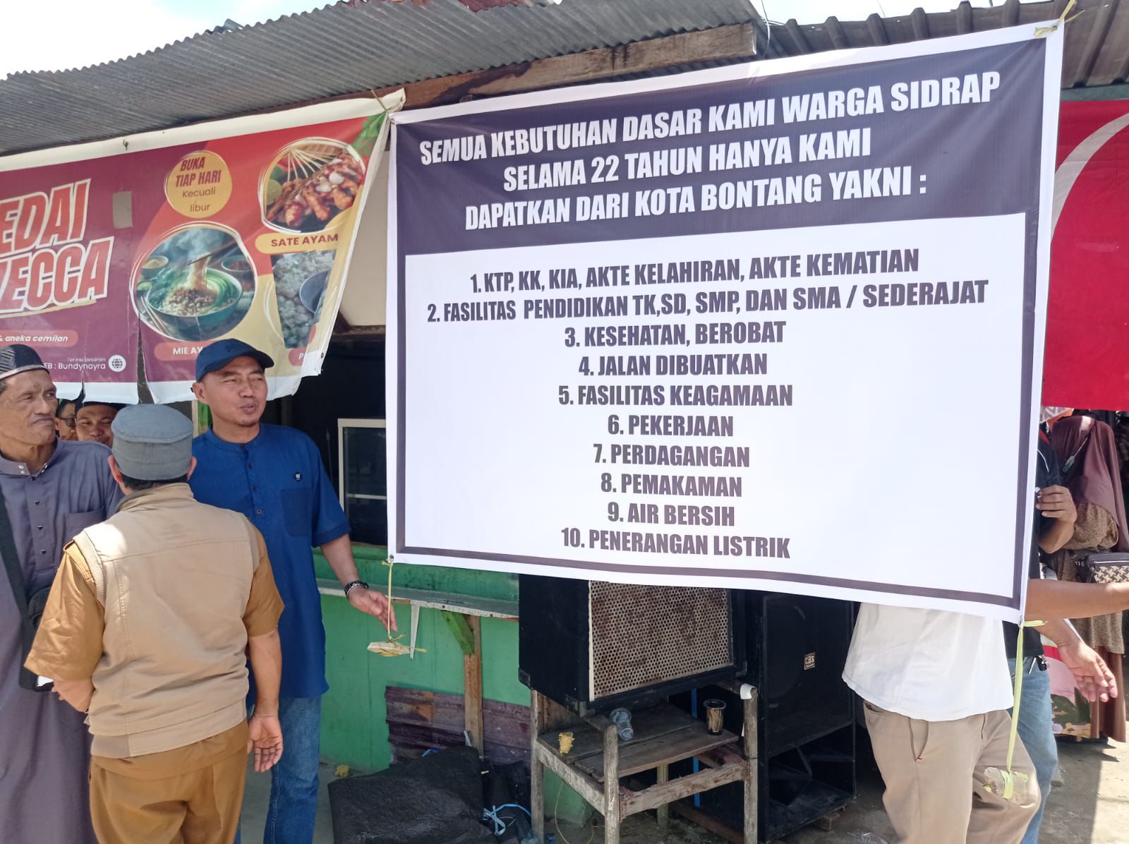 TUNTUTAN: Warga tujuh RT di Sidrap membentangkan program yang telah diterima dari Pemkot Bontang yang secara administrasi masuk ke wilayah Kutim.