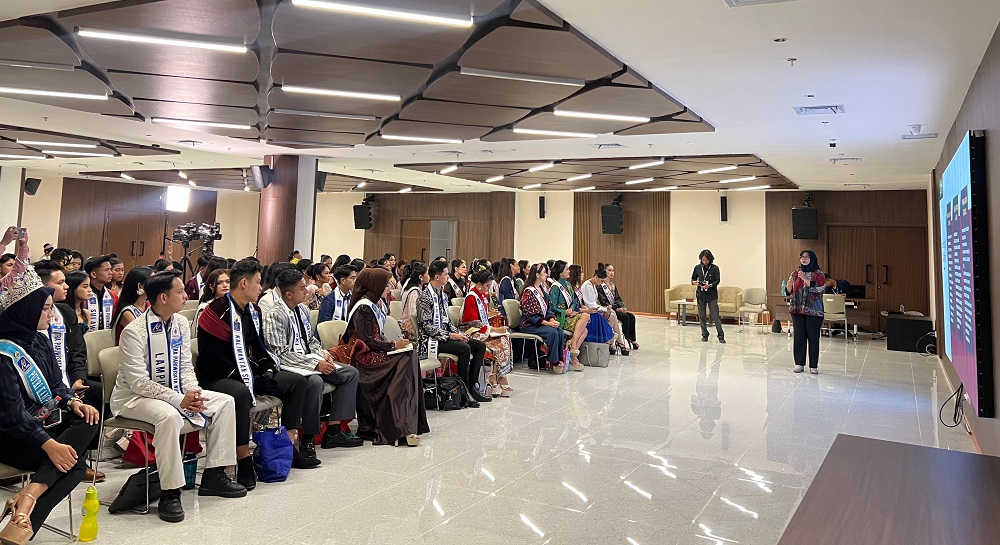 PEMBEKALAN: Kepala Dinas Pariwisata Kaltim Ririn Sari Dewi memberikan materi strategi promosi pariwisata berkelanjutan kepada finalis Putri Pariwisata Indonesia, Putri Pariwisata Nusantara di IKN.