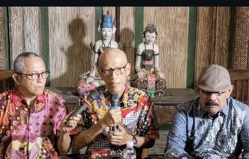 Ayah Arya Daru Nicholay saat konferensi pers Sabtu (23/8).