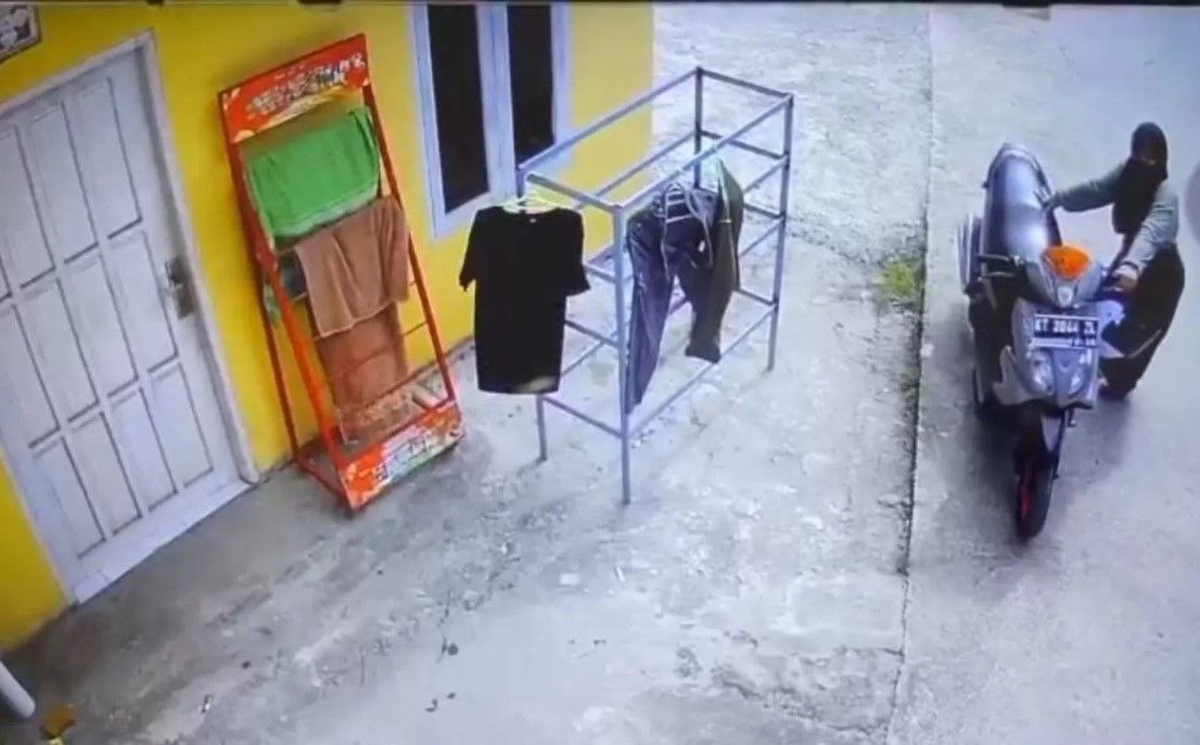 CURI JEMURAN: Aksi perempuan mengendarai sepeda motor dan mengambil pakaian di jemuran terekam kamera pengawas CCTV.