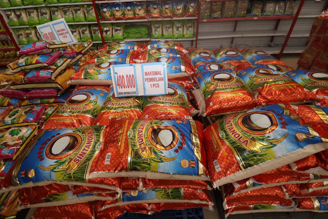 KEBUTUHAN: Beras premium mulai kembali beredar terutama dari Sulawesi. Pasokan dari Jawa belum melimpah seperti biasa. (ANGGI PRADITHA/KP)
