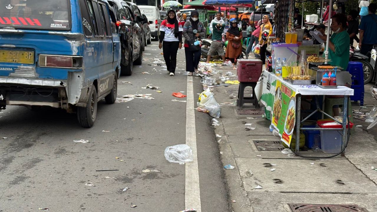MASALAH TAHUNAN: Pemandangan tumpukan plastik, kertas bungkus hingga alas duduk berserakan di sepanjang rute pawai sudah sering terjadi.