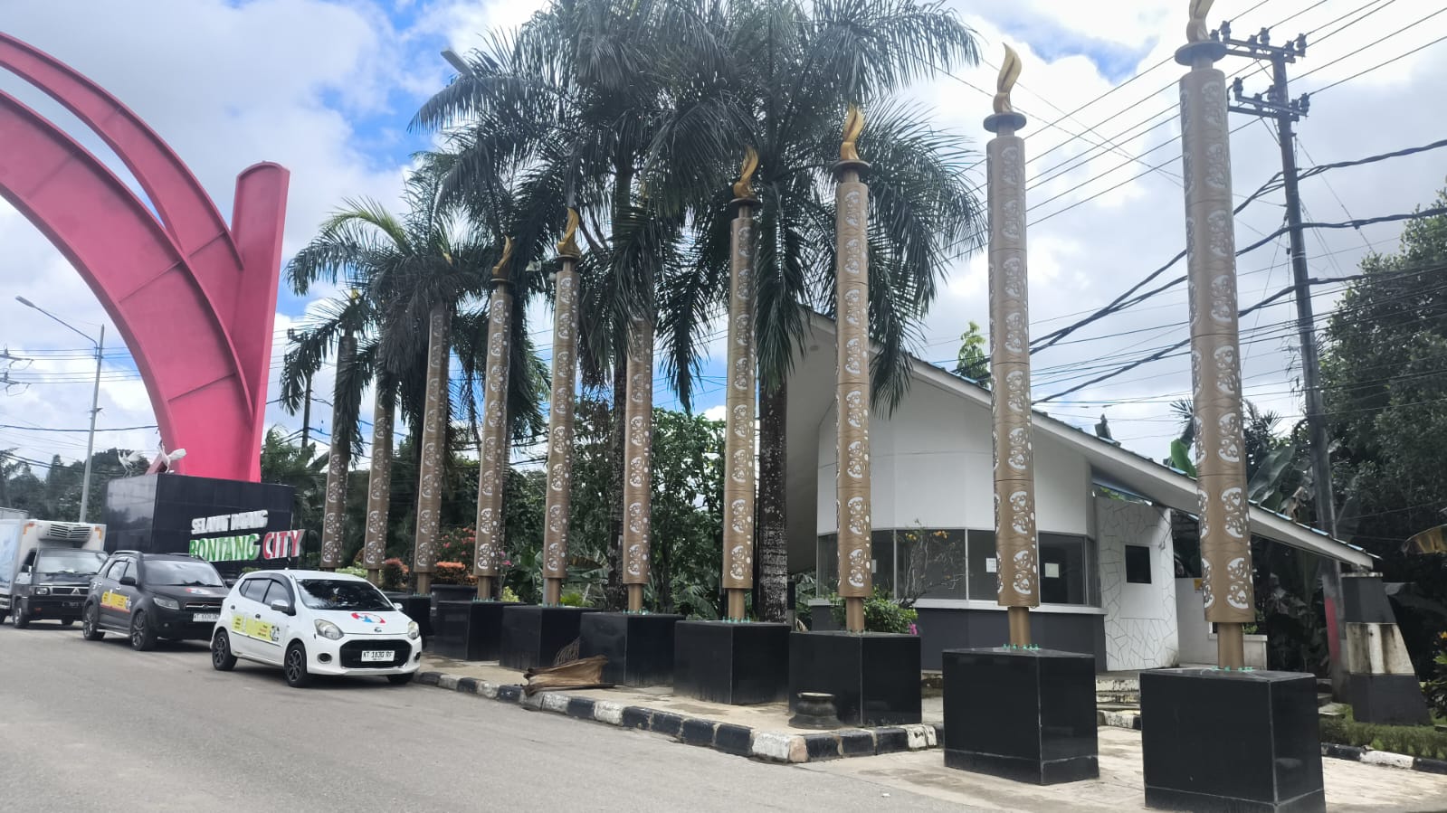 BERMASALAH: Proyek pembangunan ornamen di Tugu Selamat Datang diduga ada penyimpangan oleh Kejaksaan Negeri Bontang.