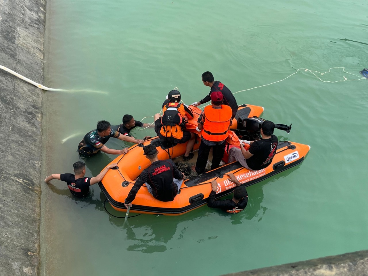 EVAKUASI: Tim SAR gabungan melakukan pencarian dan evakuasi korban tenggelam di danau.