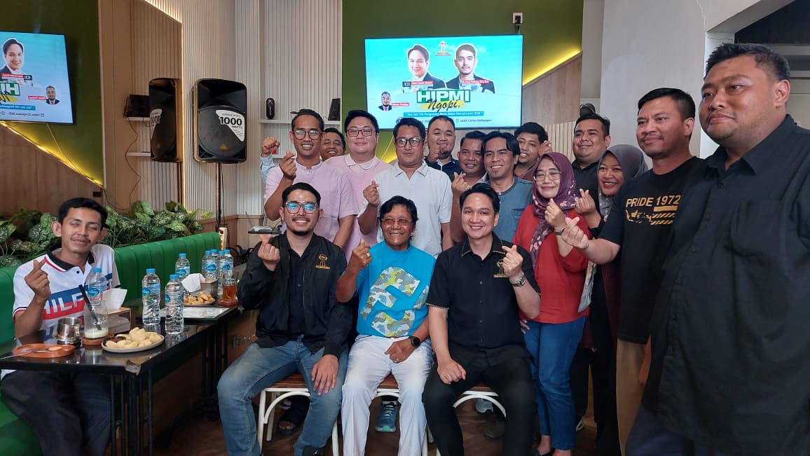 Ketua Hipmi Balikpapan Adam Dustin  bersama para praktisi dan peserta diskusi di Hipmi Ngopi, salah satunya yang berlangsung di Lexa Coffee, Sabtu (23/8) sore. (OKTA/KP)