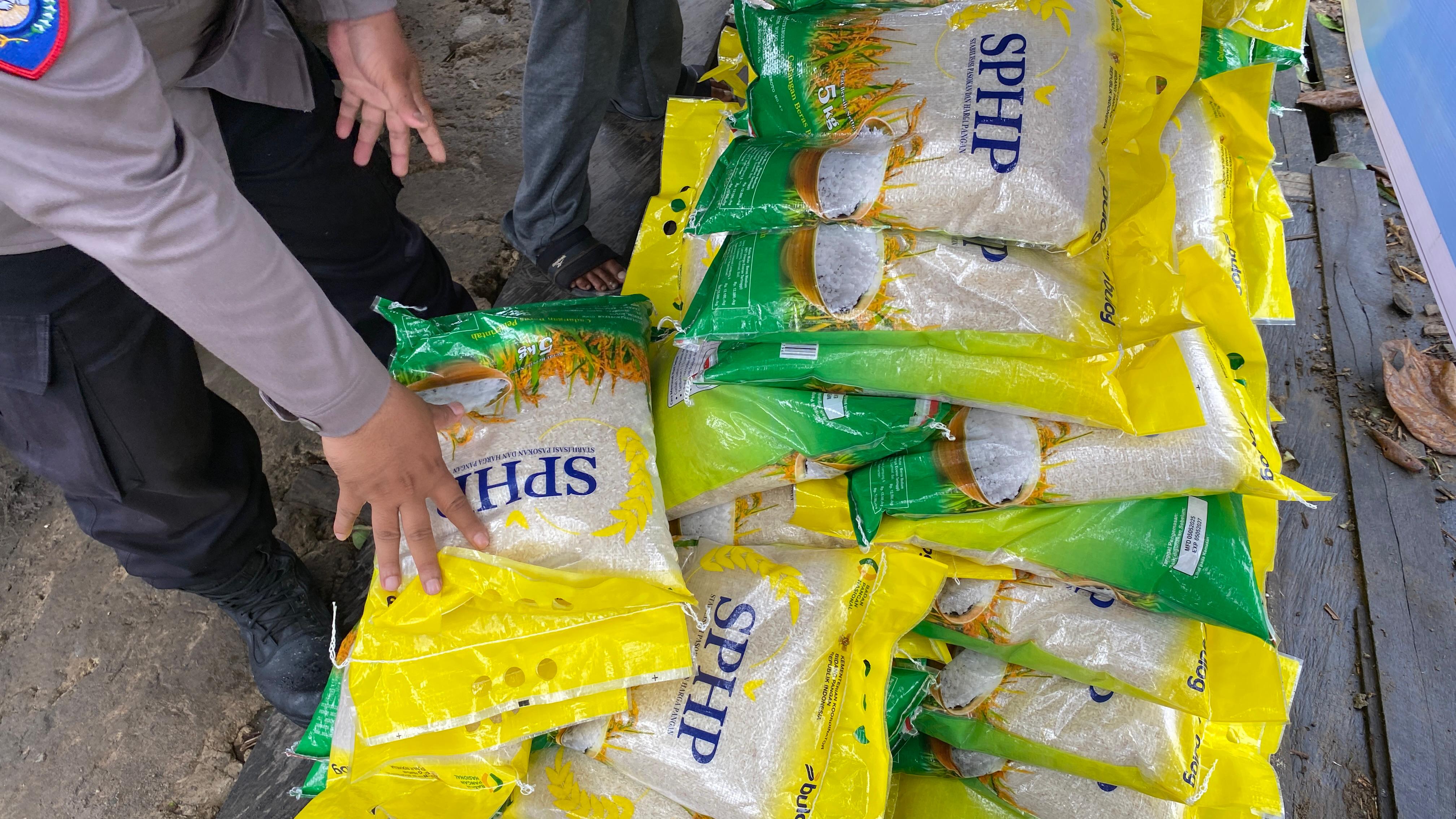 STOK AMAN: Dinas Perdagangan Kota Samarinda memantau distribusi beras untuk menghindari kelangkaan stok dari distributor ke pengecer. (RAMA SIHOTANG/KP)