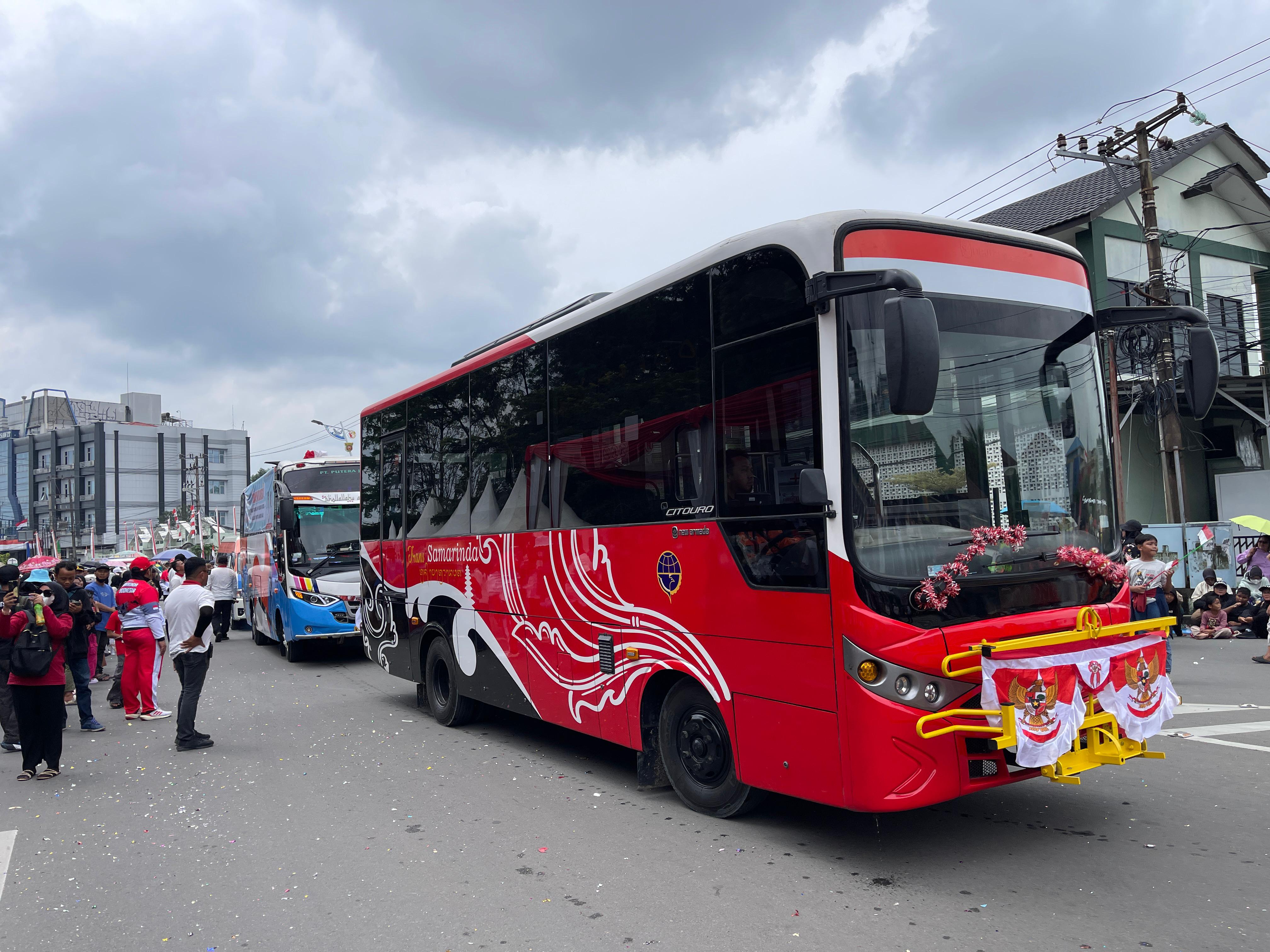 Salah satu bus Trans Samarinda ikut dalam iring-iringan pawai Kanaval Budaya Nusantara dalam rangkaian HUT ke 80 RI di Samarinda, Sabtu (23/4/2025).  &nbsp;