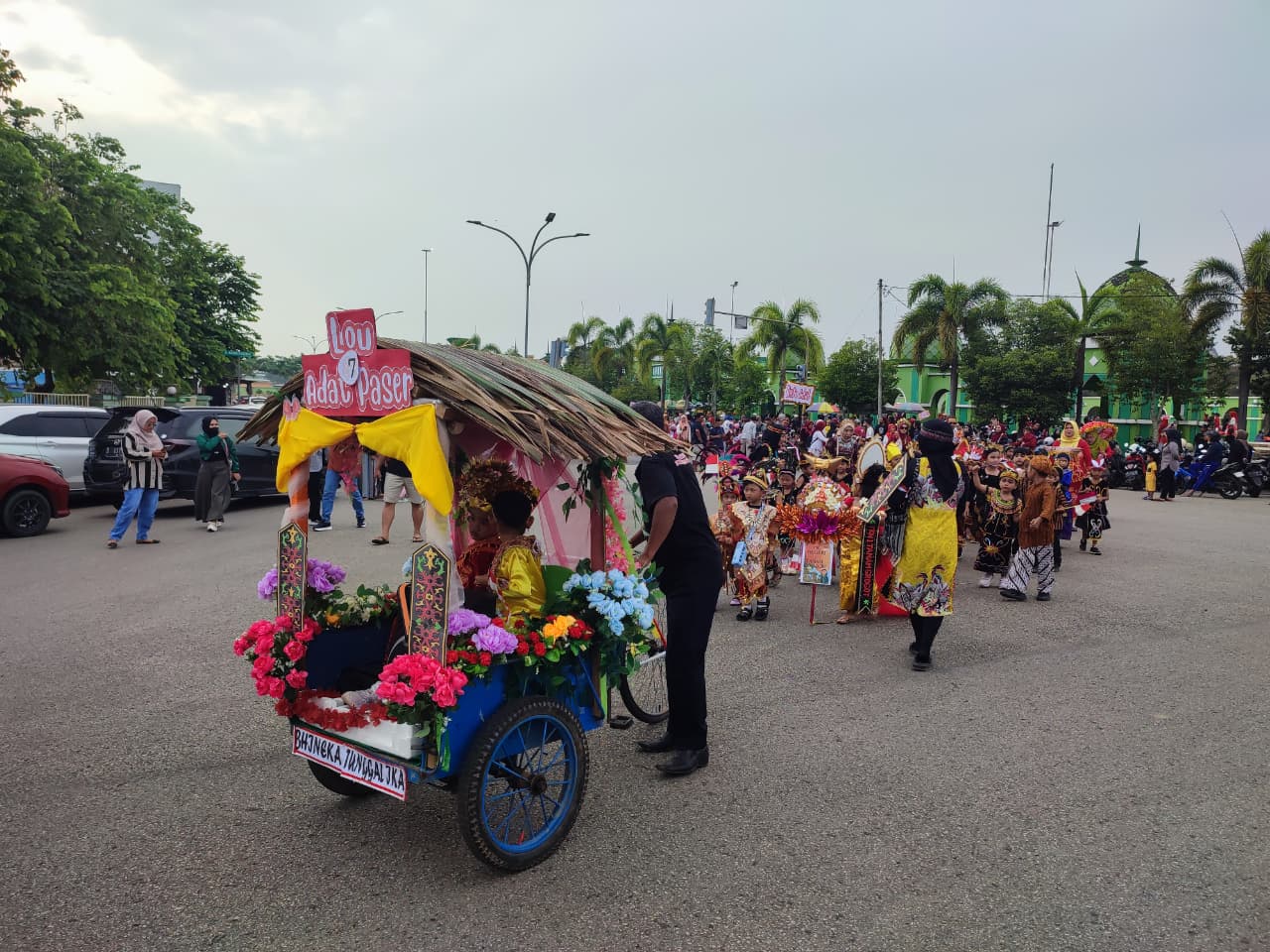 Para murid TK di Kecamatan Tanah Grogot mengikuti Pawai Peringatan 17 Agustus pada Sabtu, 23 Agustus 2025 pagi.